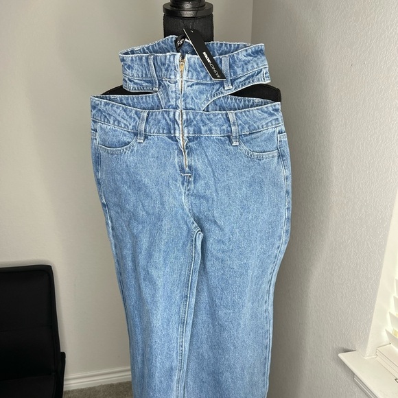 Fashion Nova First Glance Cut Out Waistband Straight leg Jean- medium blue wash. - Picture 4 of 7